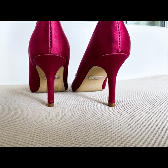 Lauren Lorraine Carolyn red pump - Picture 4 of 7